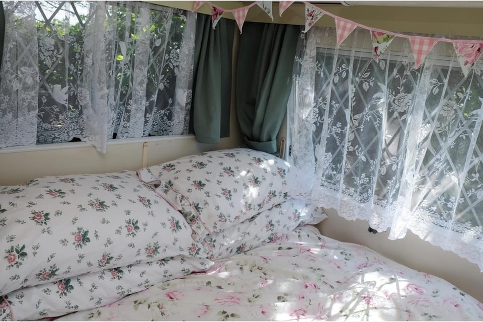1 Bed Caravan Sleeps 2 - Parking Garden Pets House in England
