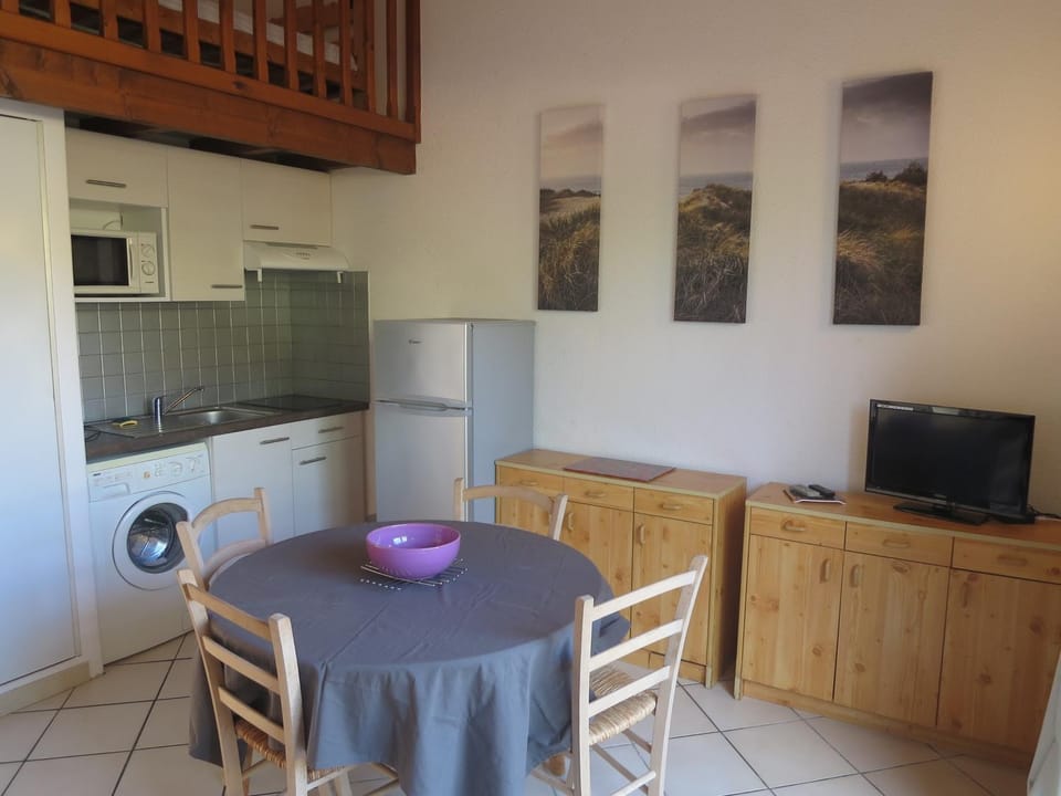 Kitchen or kitchenette, Living room, Dining area
