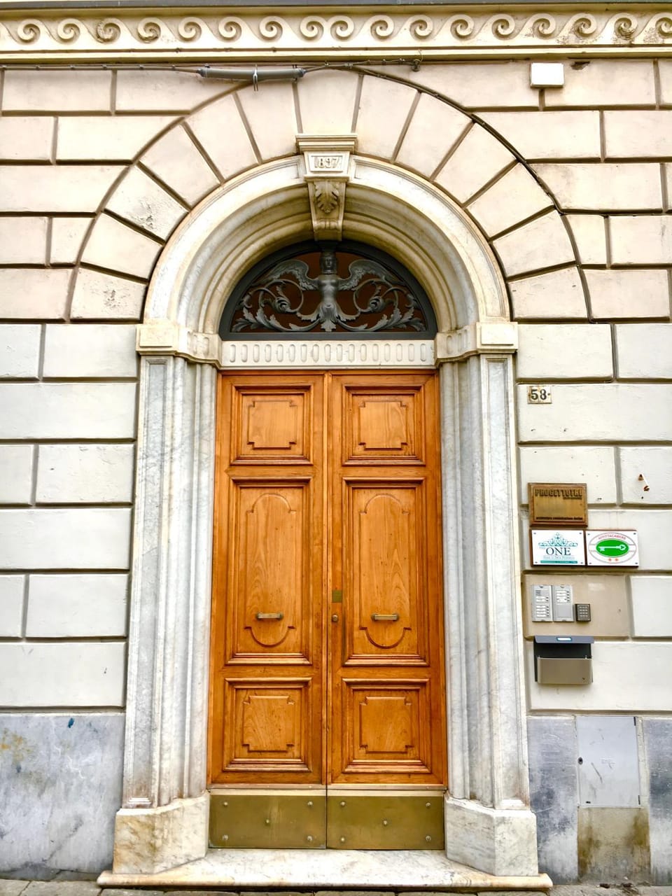 Facade/entrance