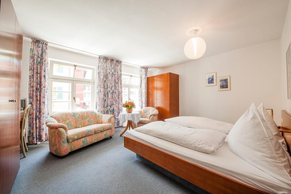 Living room, Photo of the whole room, Bedroom, Lake view, Mountain view