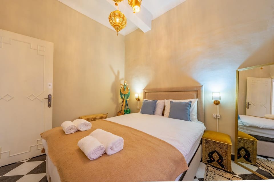TV and multimedia, Decorative detail, Bedroom, towels, air conditioner