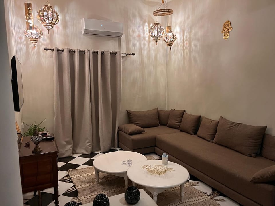 TV and multimedia, Living room, Decorative detail, Seating area, Dining area, air conditioner