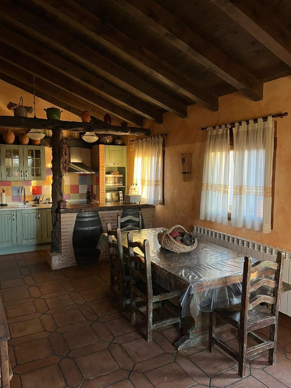 Kitchen or kitchenette, Dining area