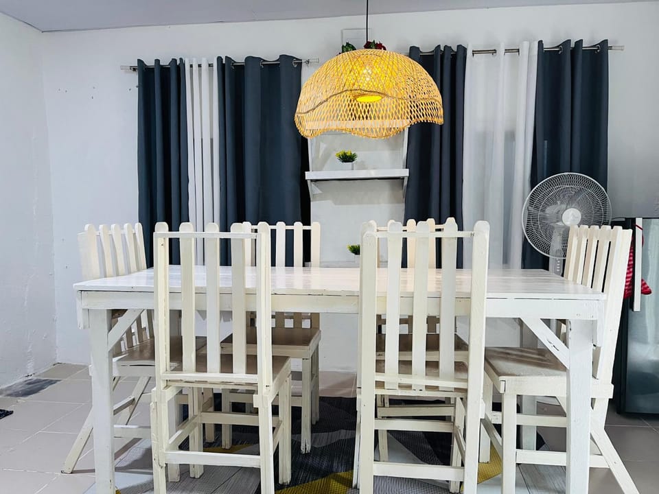 3BR Gray House with kitchen 5 mins walk to the beach 600mbps Bed and Breakfast in General Luna