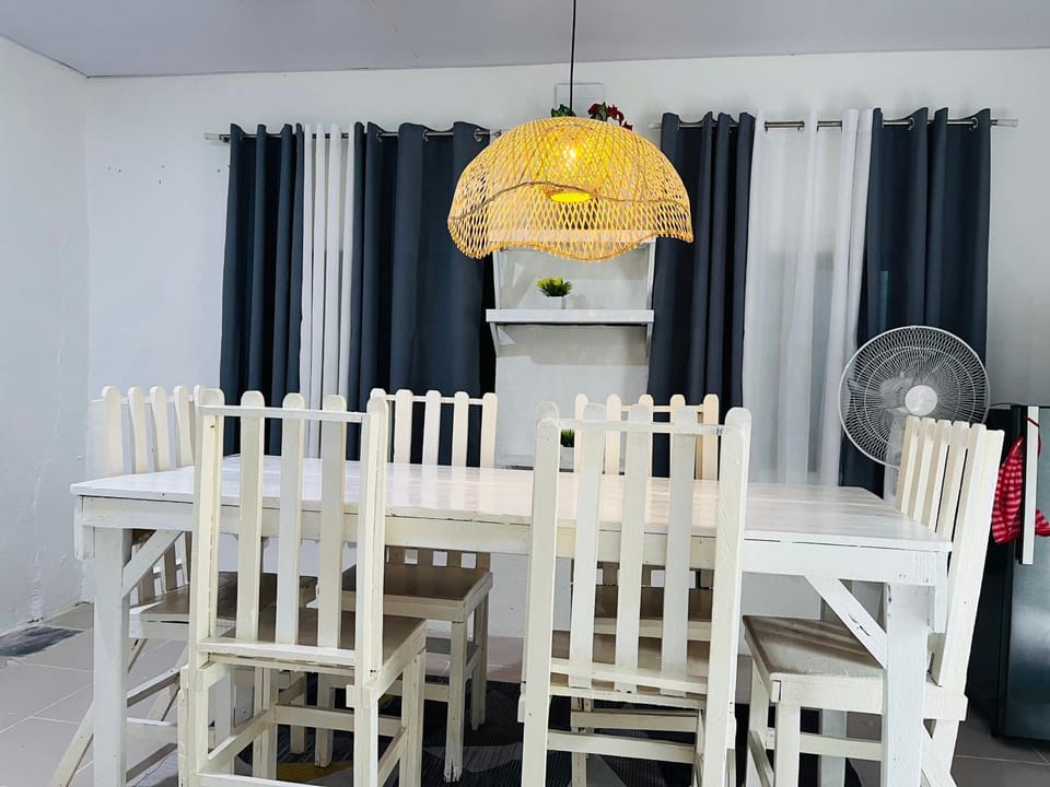 3BR Gray House with kitchen 5 mins walk to the beach 600mbps Bed and Breakfast in General Luna