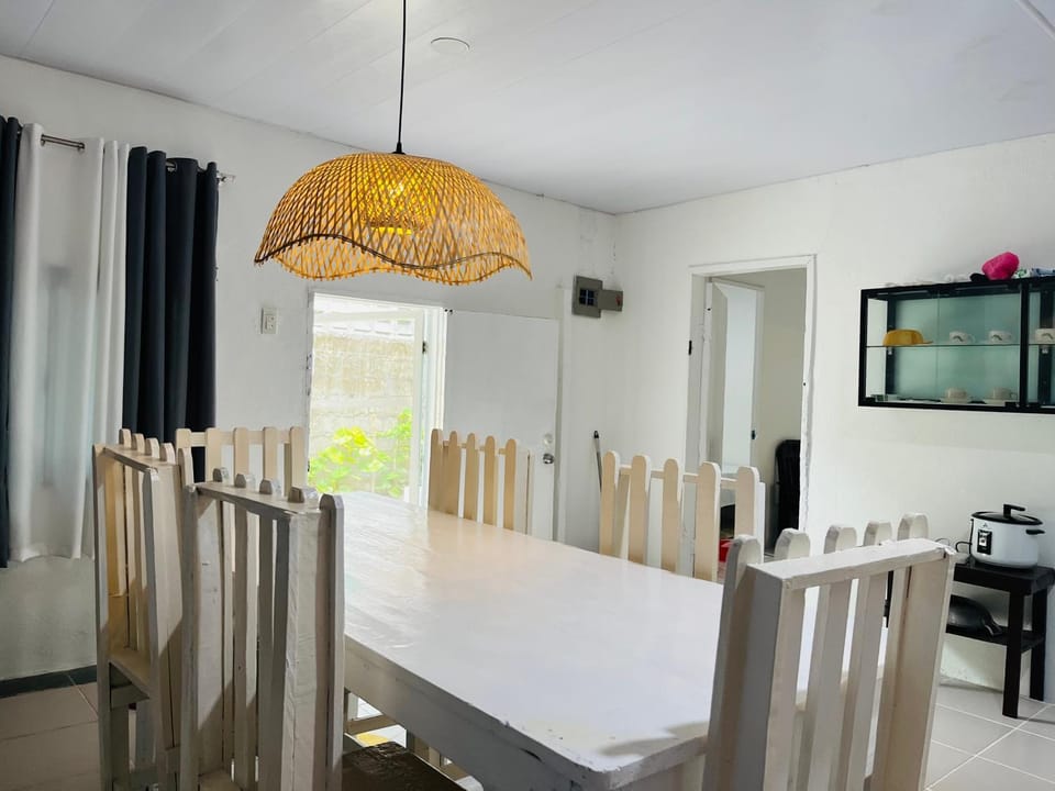 3BR Gray House with kitchen 5 mins walk to the beach 600mbps Bed and Breakfast in General Luna