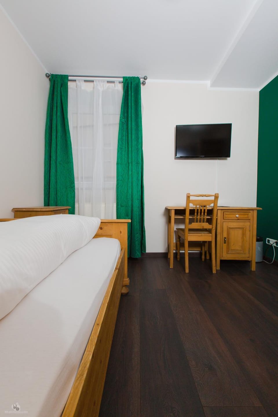 Bed, TV and multimedia, Photo of the whole room, Bedroom