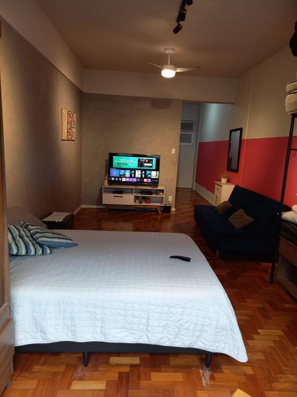 Communal lounge/ TV room, Bed, TV and multimedia, Living room, Photo of the whole room, Seating area, Bedroom