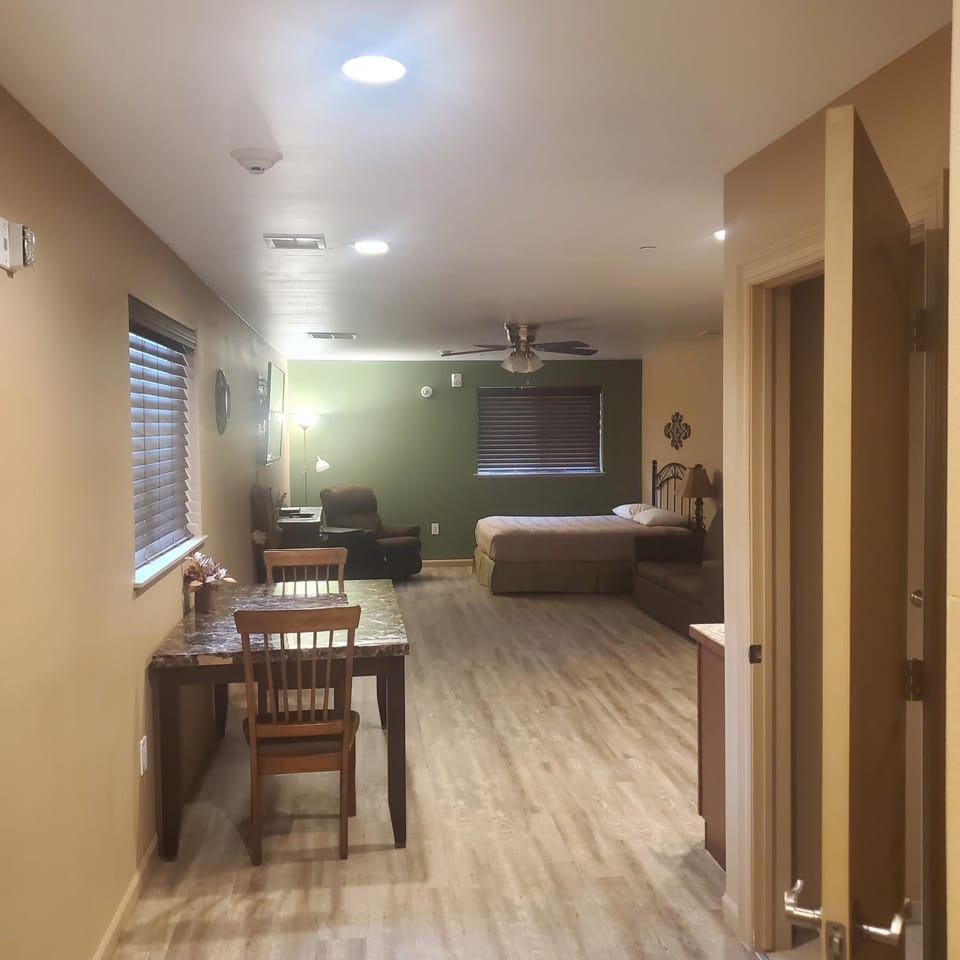 Bed, TV and multimedia, Living room, Photo of the whole room, Seating area