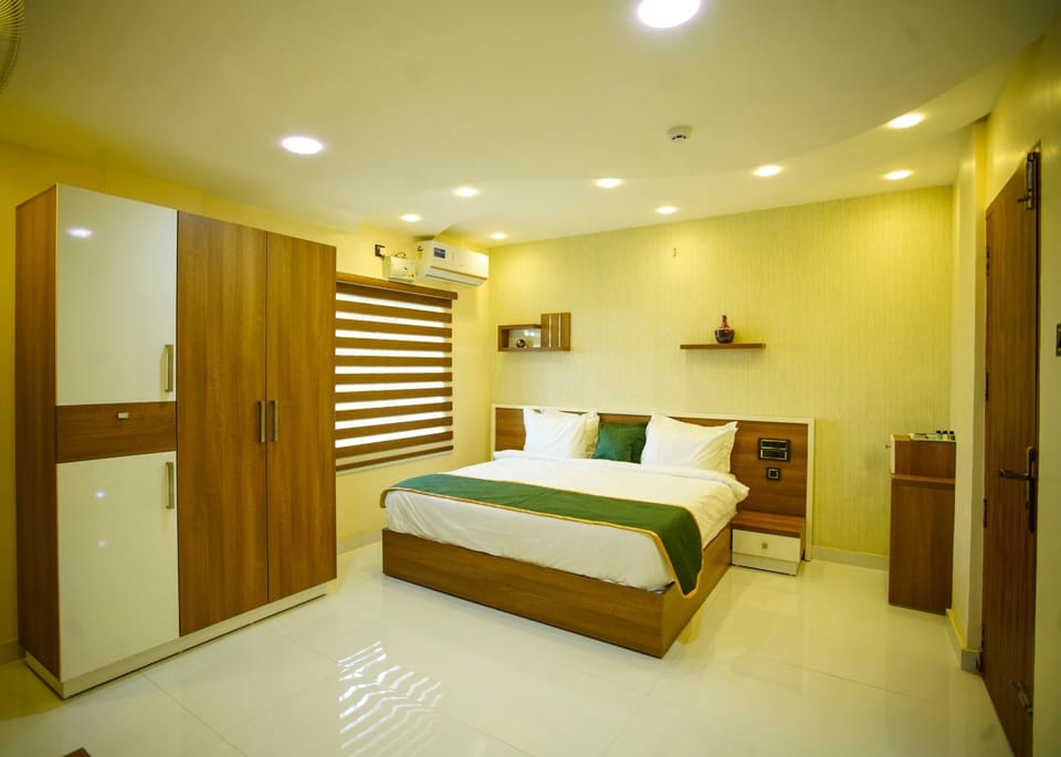 Bed, Photo of the whole room, wardrobe, air conditioner