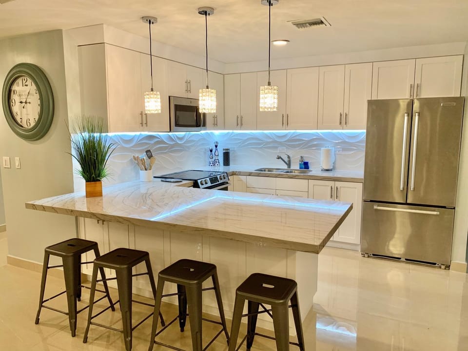 MODERN SPACIOUS BEACH FRONT CENTRAL CONDO w POOLS STEPS TO BEACH Apartment in State of Baja California