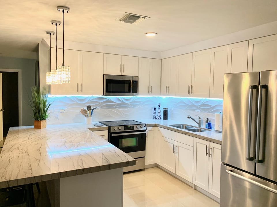 MODERN SPACIOUS BEACH FRONT CENTRAL CONDO w POOLS STEPS TO BEACH Apartment in State of Baja California
