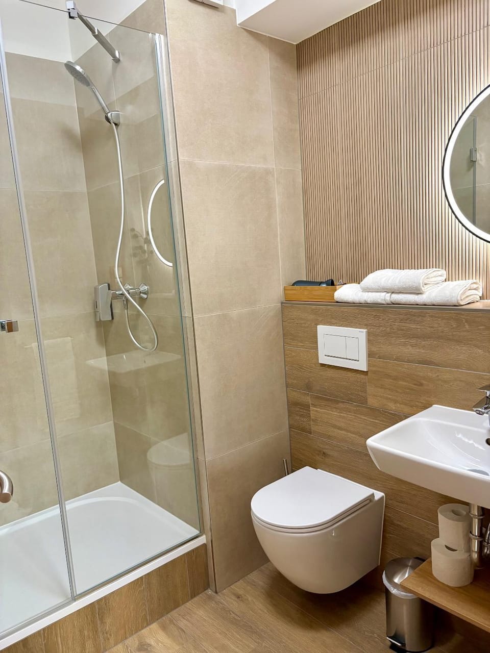 Shower, Toilet, Bathroom, towels