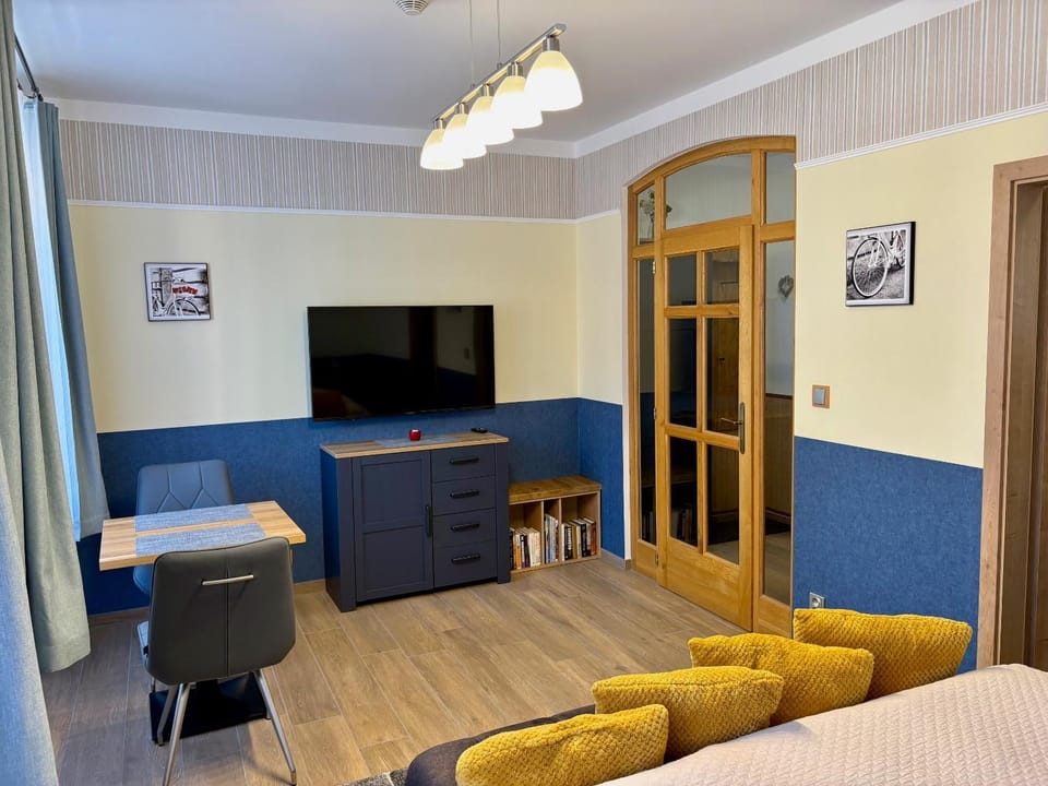 TV and multimedia, Photo of the whole room, Seating area, Bedroom