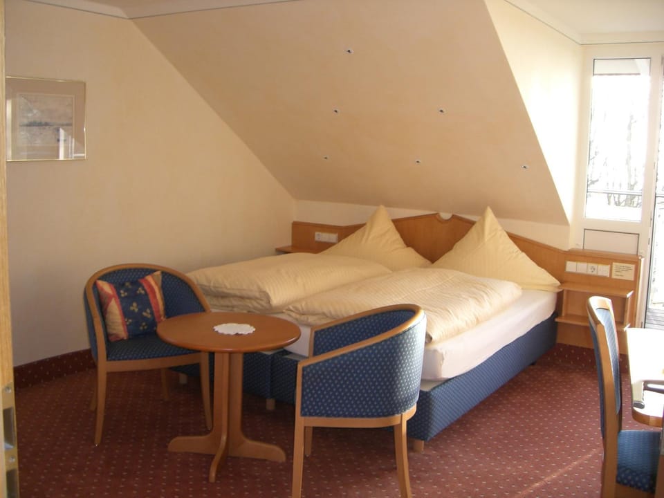 Bed, Photo of the whole room, Seating area, Bedroom