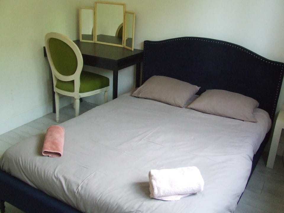 Bed, Bedroom, towels