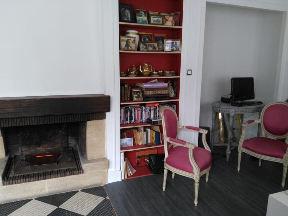 Library, Living room, Seating area