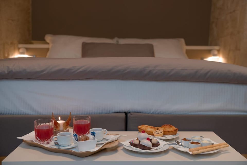 Bedroom, Food, Breakfast
