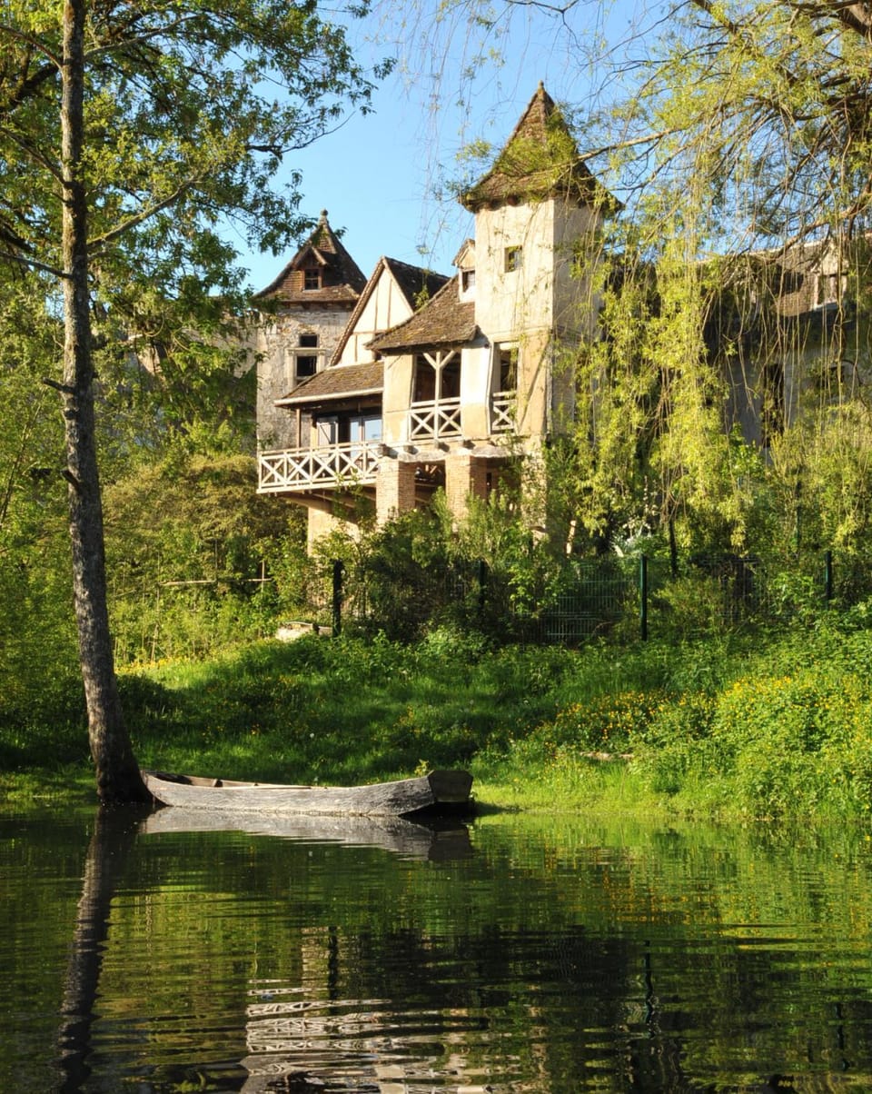 Nearby landmark, Natural landscape, Landmark view, River view