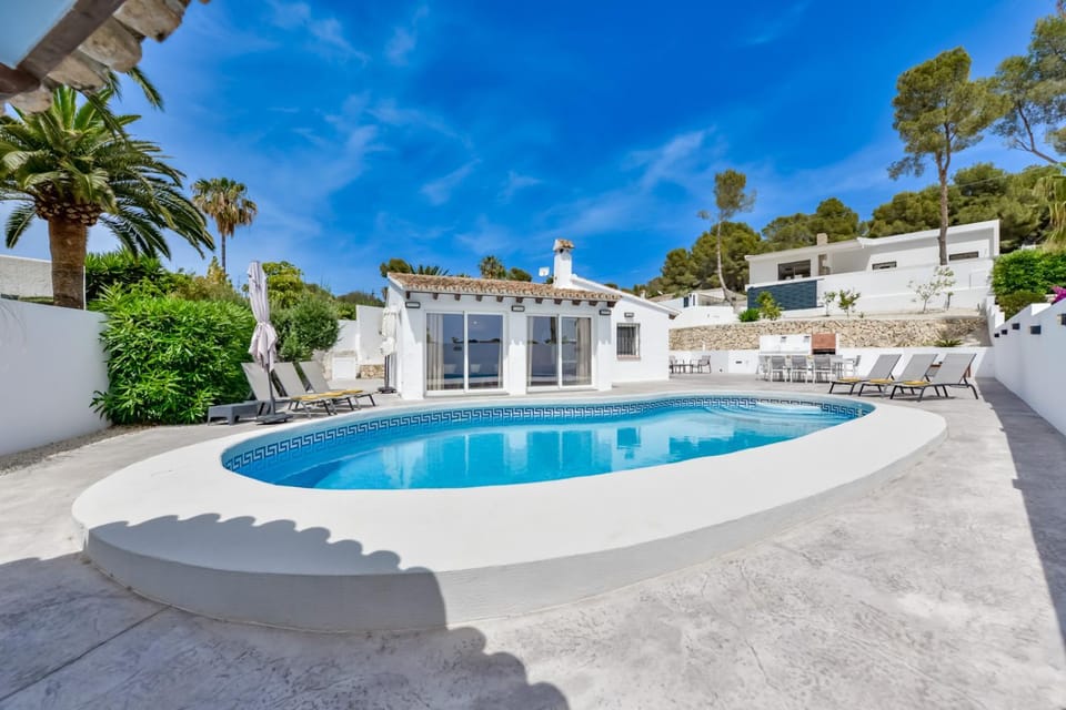 Property building, BBQ facilities, Swimming pool, sunbed