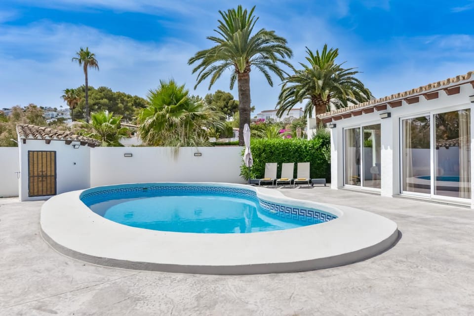 Swimming pool, sunbed