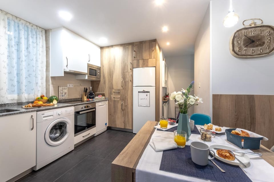 Kitchen or kitchenette, Seating area, Dining area, dishwasher, oven, washing machine