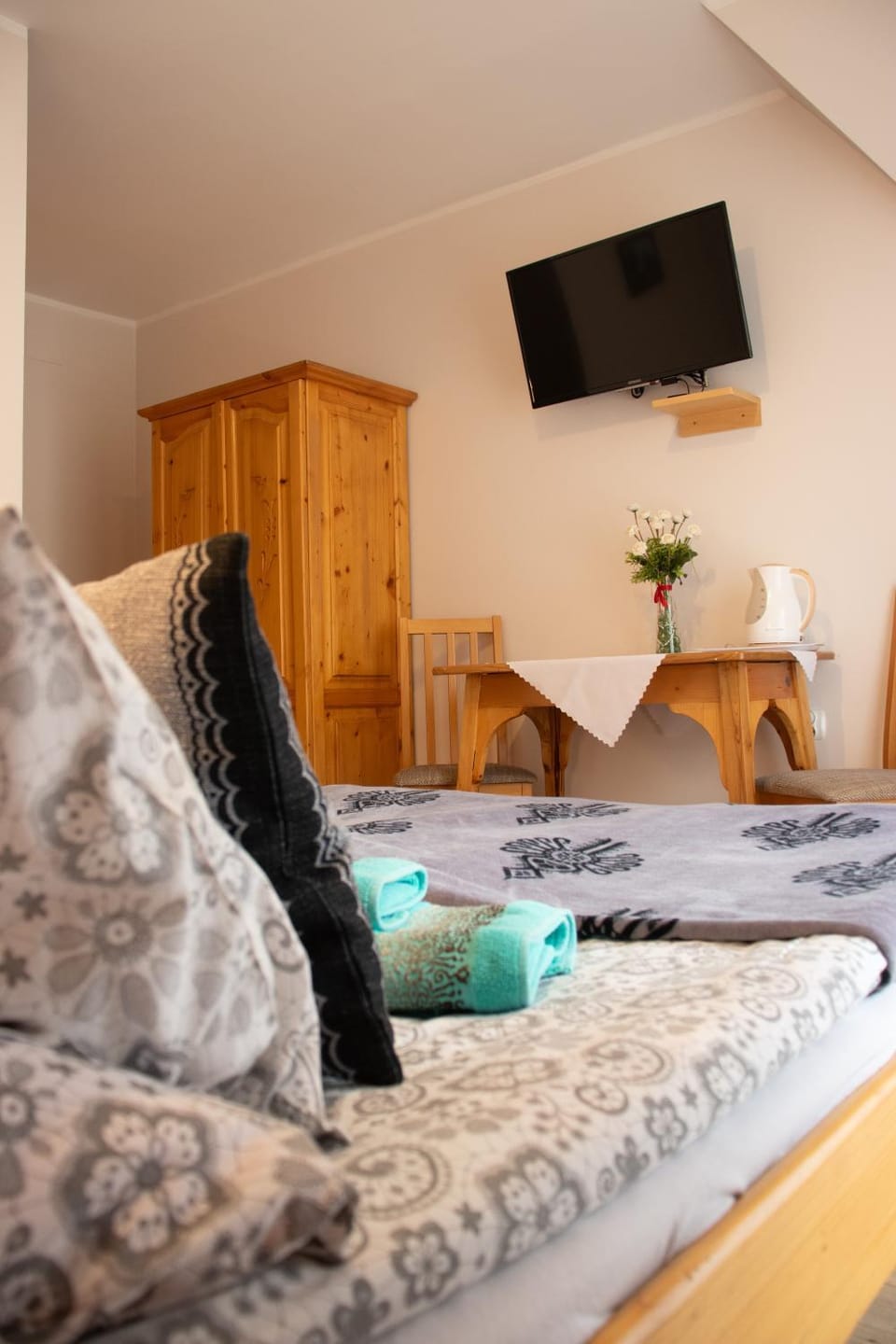 Bed, TV and multimedia, Photo of the whole room, Seating area, Bedroom