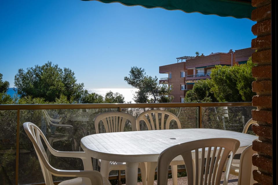 AT177 Pins, dúplex en 1ra línea, con piscina, airco Apartment in Torredembarra