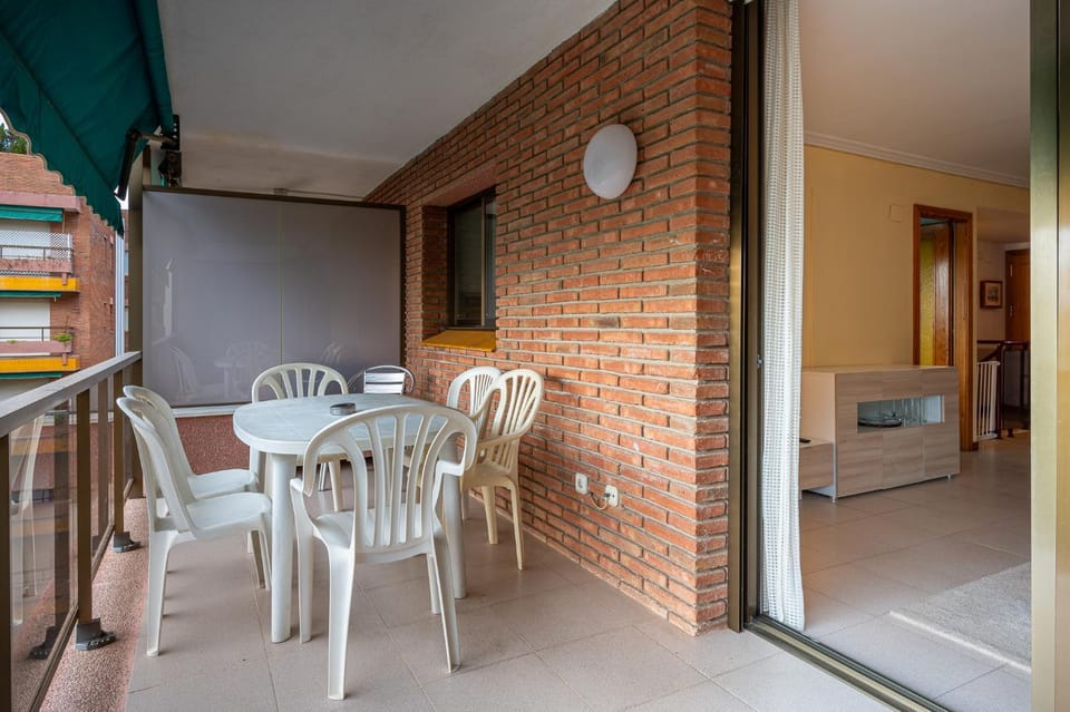 AT177 Pins, dúplex en 1ra línea, con piscina, airco Apartment in Torredembarra