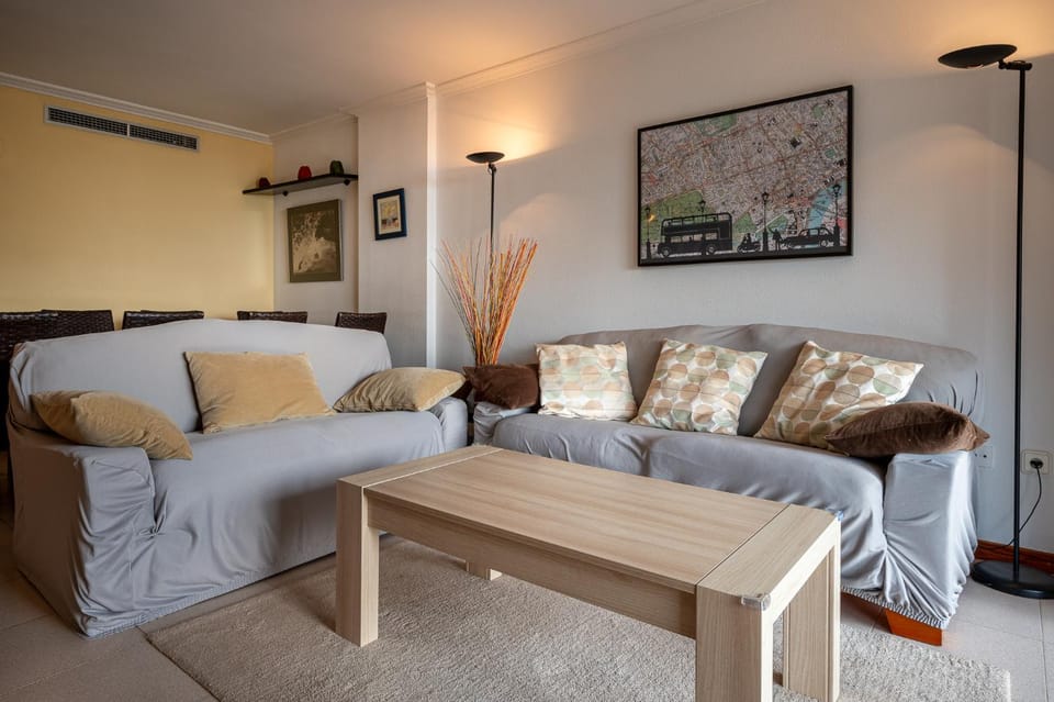AT177 Pins, dúplex en 1ra línea, con piscina, airco Apartment in Torredembarra
