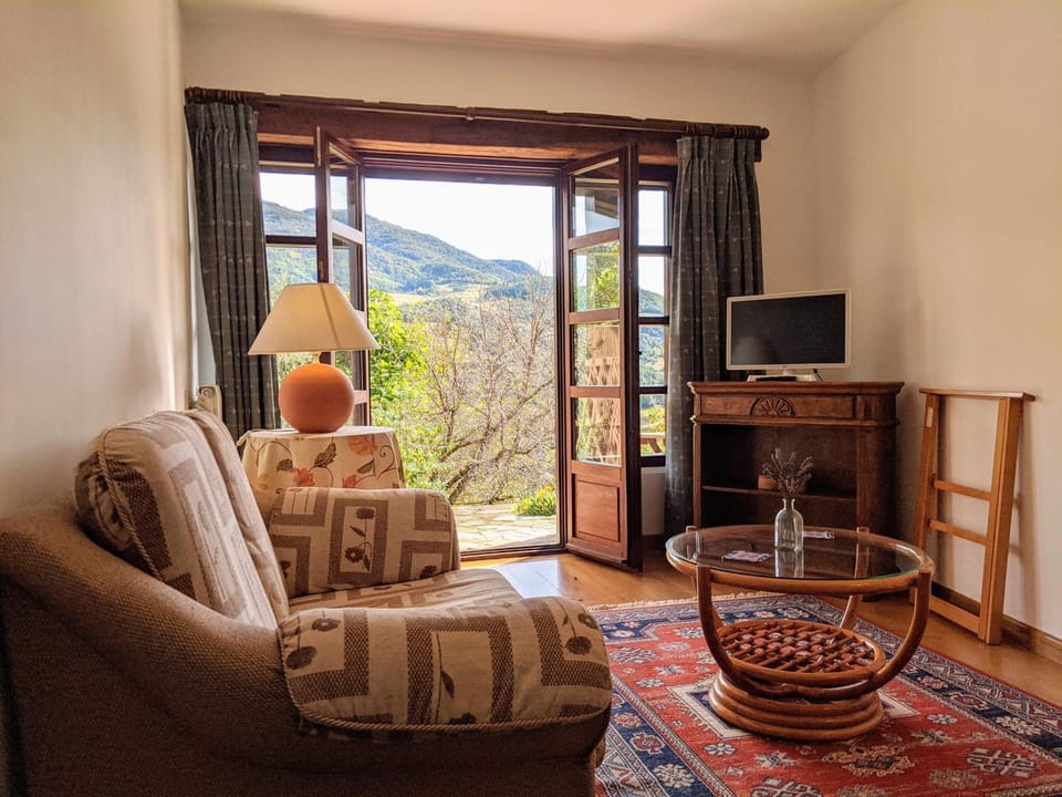 TV and multimedia, Living room, Seating area, Mountain view
