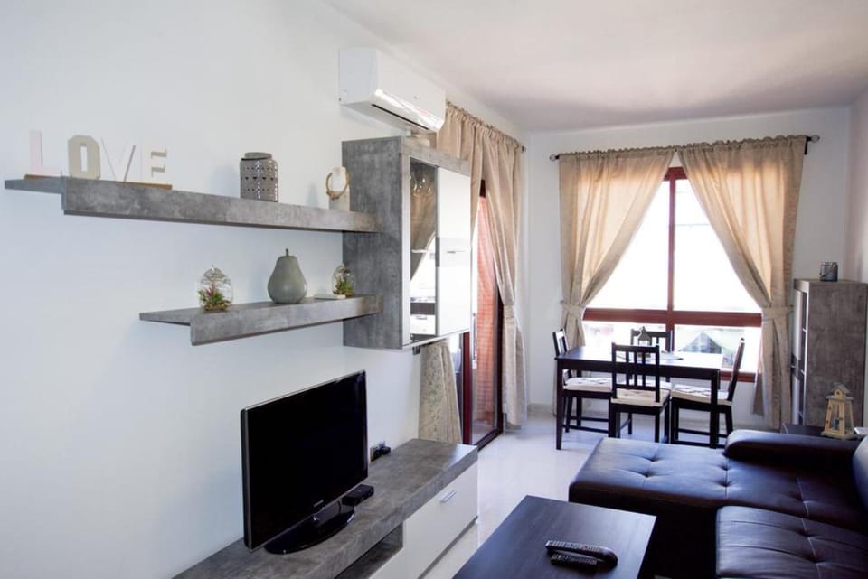 Communal lounge/ TV room, TV and multimedia, Living room, Seating area, Dining area