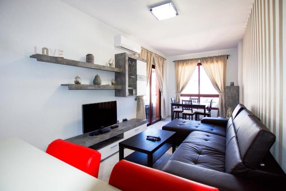 TV and multimedia, Living room, Seating area, Dining area