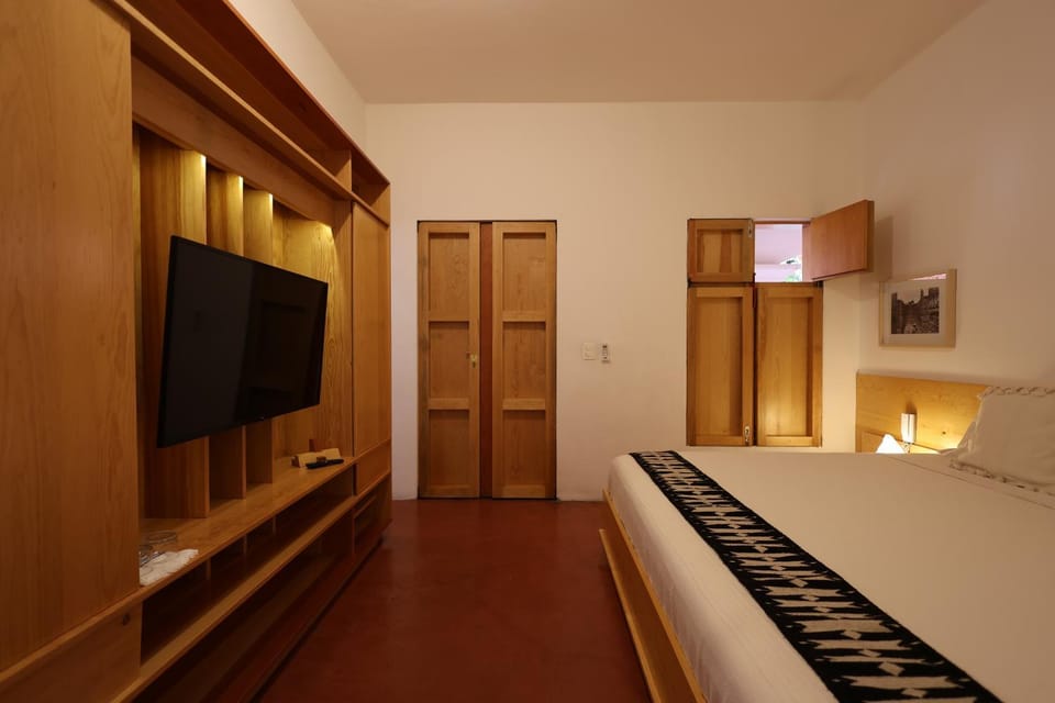 Bed, TV and multimedia, Photo of the whole room, wardrobe