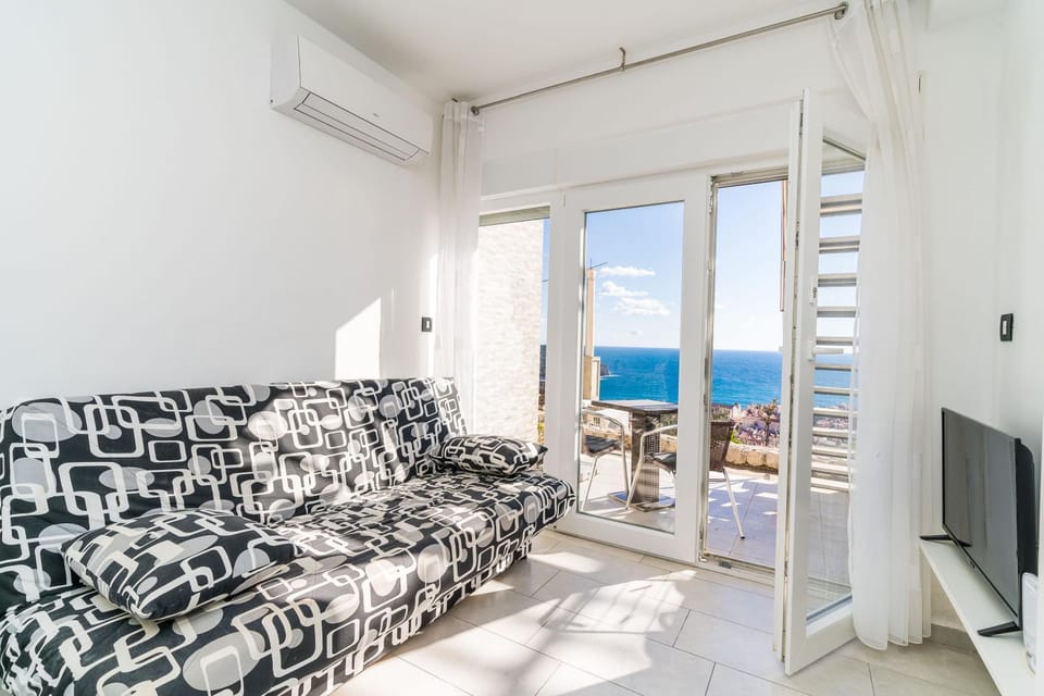Living room, City view, Sea view