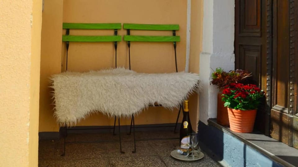 Facade/entrance, Decorative detail, Seating area