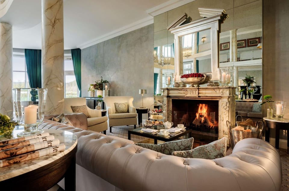 Restaurant/places to eat, Lounge or bar