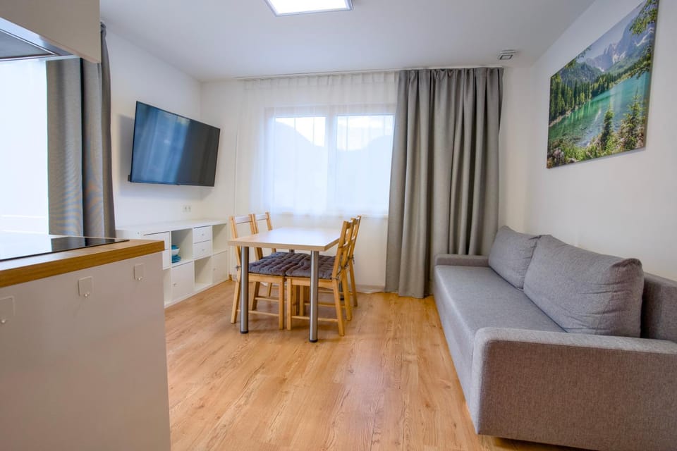 TV and multimedia, Kitchen or kitchenette, Living room, Seating area, Dining area, Food, kitchen