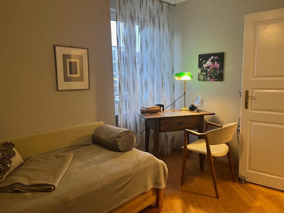 Seating area, Bedroom, soundproof