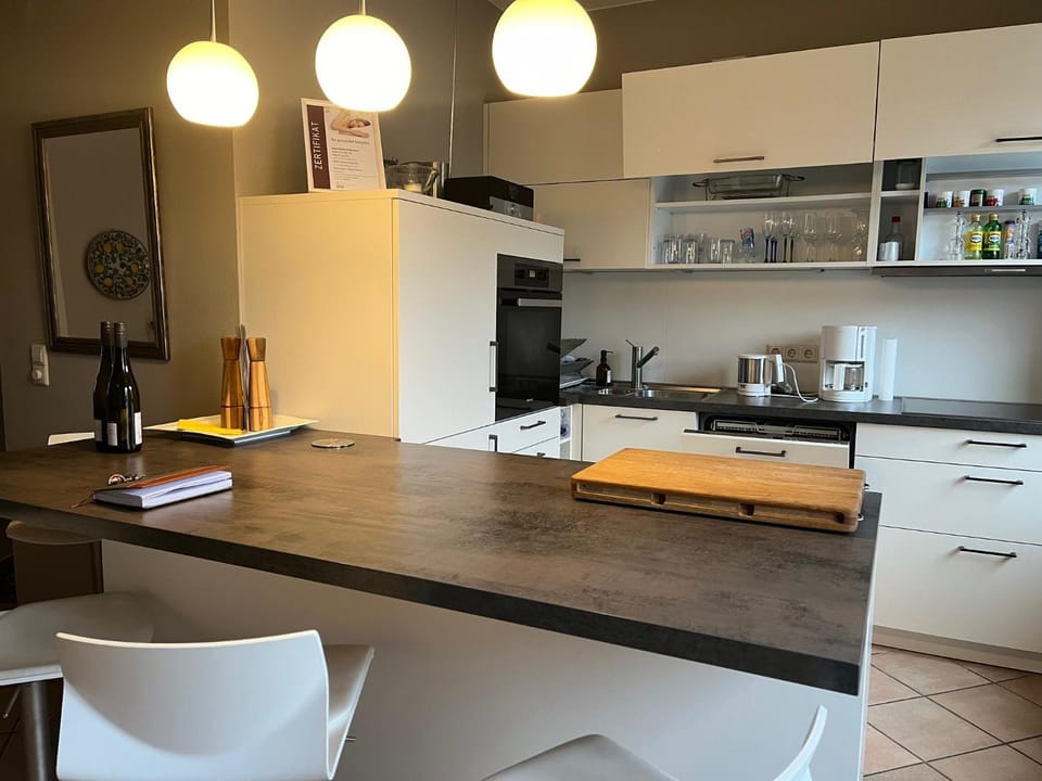 Coffee/tea facilities, Kitchen or kitchenette, Seating area, Dining area, dishwasher, stove, toaster, kitchen