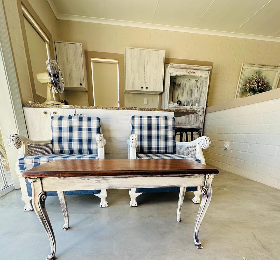 Kitchen or kitchenette, Seating area, Dining area