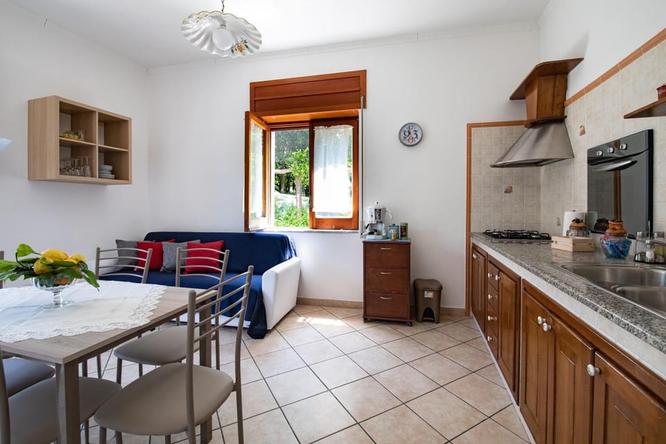 Living room, Seating area, Dining area, pet friendly, stove