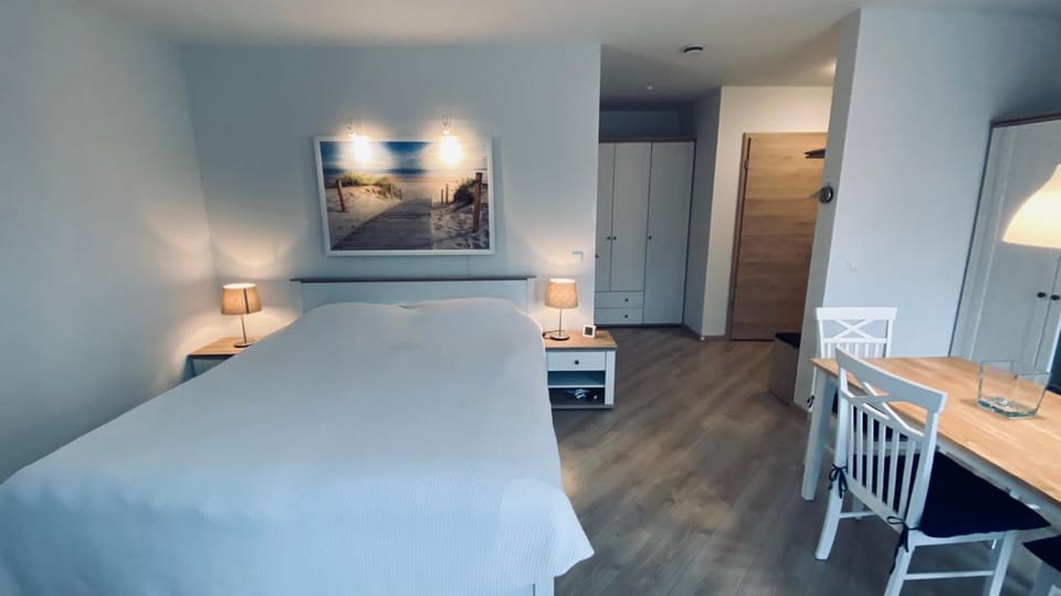 Bed, Photo of the whole room, Dining area