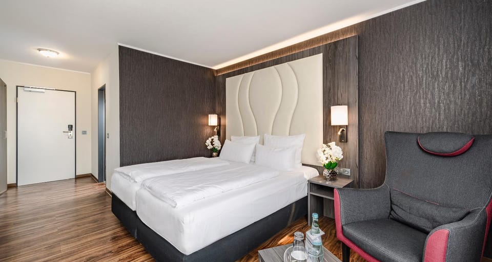 Bed, Photo of the whole room, Seating area
