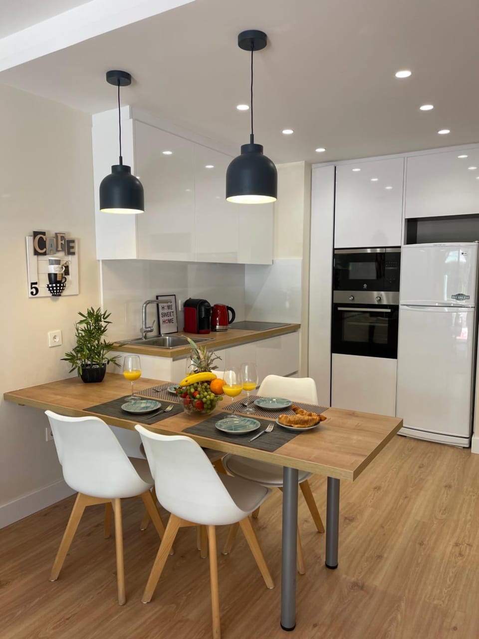 Kitchen or kitchenette, Dining area, stove