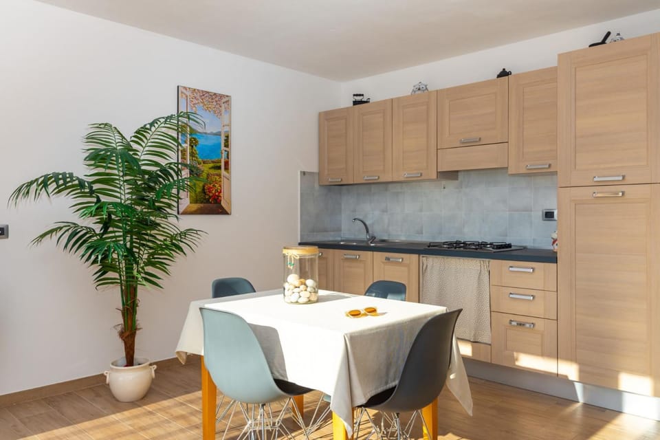 Kitchen or kitchenette, Dining area, stove