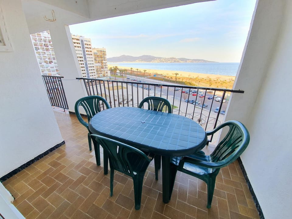 APARTAMENTO KARINA BEACH-3 Apartment in Alt Empordà