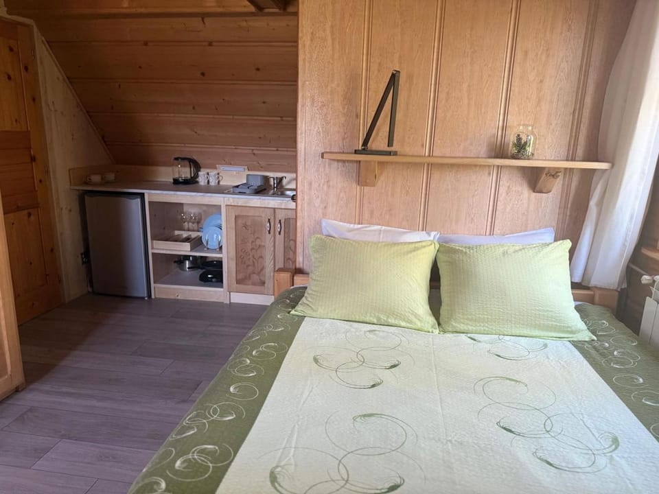 Bed, Kitchen or kitchenette, Bedroom