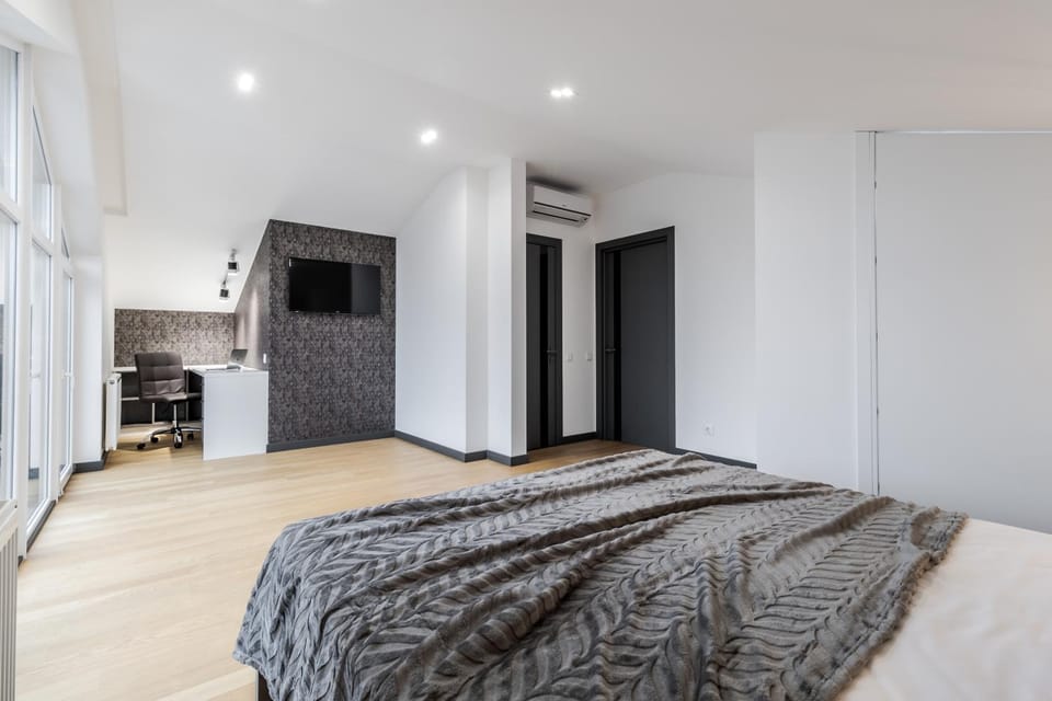 Bed, TV and multimedia, Photo of the whole room, Bedroom