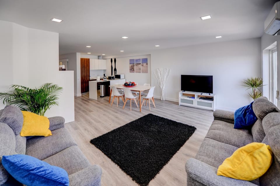 TV and multimedia, Kitchen or kitchenette, Living room, Seating area, Dining area
